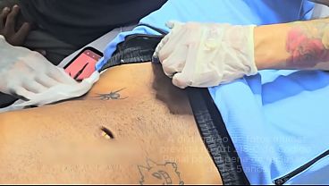 O cliente ficou excitado no meio da tatuagem