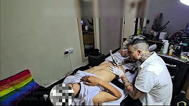 O namorado veio assistir a tatuagem e acabou dando também