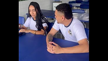 Peguei a minha amiga gatinha gostosa novinha de 18 anos do 3 ano do ensino medeio e transamos na sala de aula em fortaleza