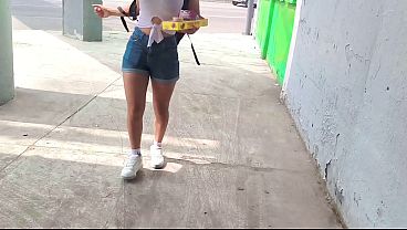 ¡Pequeña Vendedora Ambulante se va al Hotel con un Desconocido! Cámara Escondida