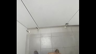 SEGURANÇA FARDADO GOZANDO NO BANHEIRO DO TRABALHO