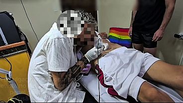 Tatuagem virou putaria com os dois ao mesmo tempo