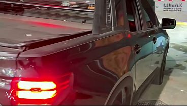 Varios caras me arrombando no posto de gasolina na frente de todo mundo e meu marido filmando e batendo punheta